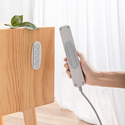💥 50% Rabatt! 🔌 Selbstklebende Steckdosenhalterung – kein Bohren nötig! Für Steckerleisten, Router, Tissue-Boxen & Fernbedienungen. Abnehmbar & wiederverwendbar. 10×3,7 cm 🧹