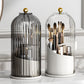 💥 50% rabatt! 🦷 Tannbørsteholder med 180° skyvelokk – holder tannbørster støvfrie og tørre. 360° roterbar, 3 spor, sklisikker bunn. Hvit eller grå 🌟